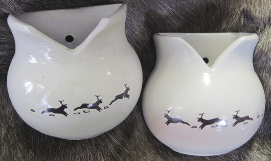 Seinämaljakko poron kuvia, keramiikkaa