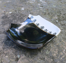 Lautanen shamaanirumpumerkkejä, aaltoileva, keramiikkaa 12x15cm