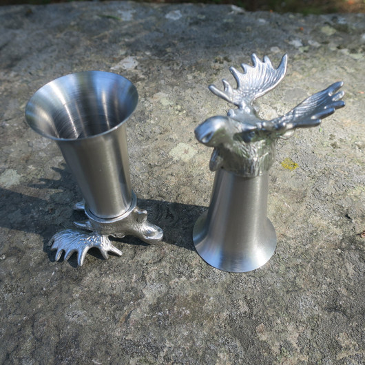 Taulussa 2 hirvipikaria, 4cl snapsipikarit ovat ruostumatonta terästä