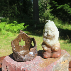 Kynttilä maahinen ja kynttilänalusta keramiikkaa