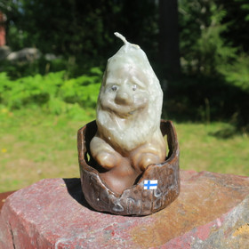 Kynttilä maahinen ja kynttilänalusta keramiikkaa