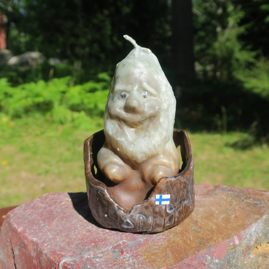 Kynttilä maahinen ja kynttilänalusta keramiikkaa