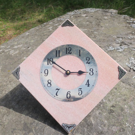 Seinäkello marmori punertava 21x21cm kulmittain 337G2