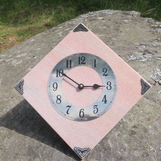 Seinäkello marmori punertava 21x21cm kulmittain 337G2