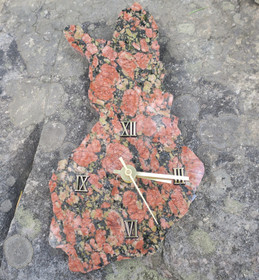 Seinäkello Suomikello Suomen mallinen, korkeus 26cm, syeniitti