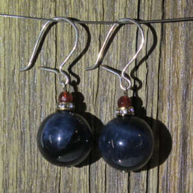 Korvakorut haukansilmä 12mm ja karneoli, zirkonikoristein