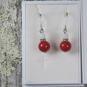 Korvakorut helmiäinen punainen ja lumikvartsi