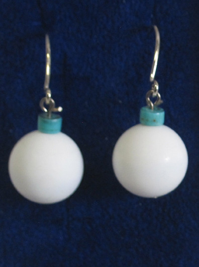 Korvakorut valkoinen magnesiitti turkoosi M12T