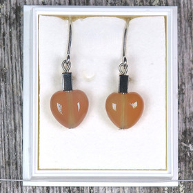 Korvakorut karneolisydän, hematiitti