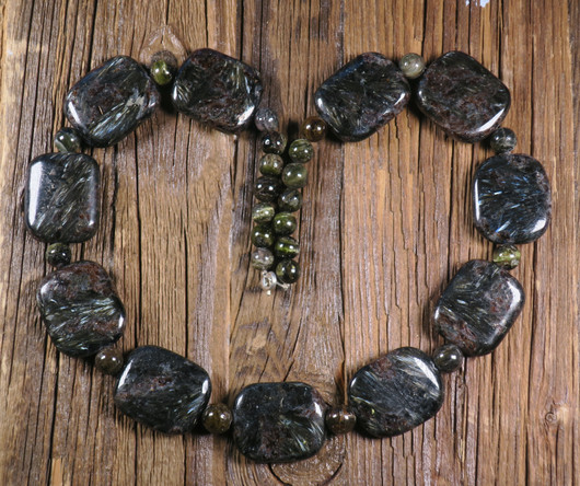 Helmet astrofylliitti- ja vihreät turmaliinihelmet 