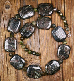 Helmet astrofylliitti- ja vihreät turmaliinihelmet 