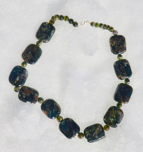 Helmet astrofylliitti- ja vihreät turmaliinihelmet 