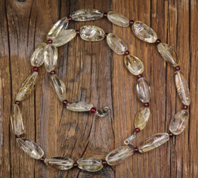 Helmet sitriini väleissä almandiini granaatti. ILONPISARA 