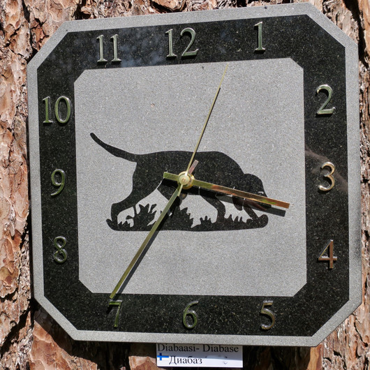 Seinäkello KOIRA diabaasi 24x24cm