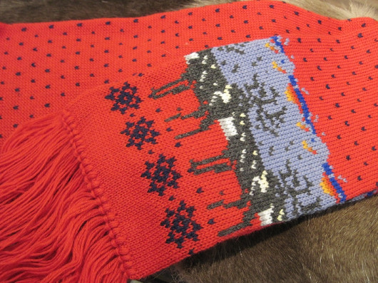 Villahuivi Poro, joulunpunainen, kaksinkertainen, 170cm+ hapsut