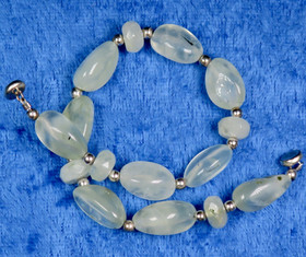 Rannekoru prehniitti viistehiottuja ja rumpuhiottuja. pre19. Crista