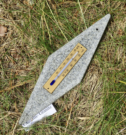 Lämpömittari graniitti 25x7cm salmiakin mallinen