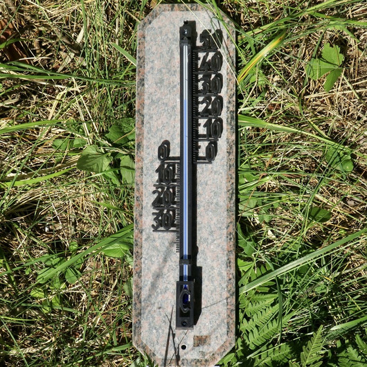 Lämpömittari graniitti punainen 33x9cm. Suomi. Ulkolämpömittari.GRAN-A