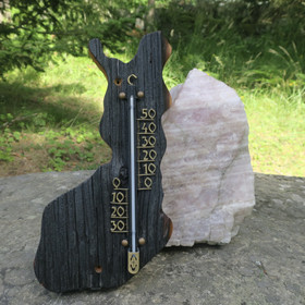 Lämpömittari Suomi, pintapoltettua puuta, musta 35cm ulkolämpömittari