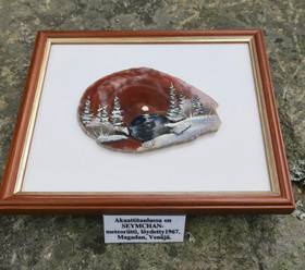 Kivimurskataulu 4 Seymchan meteoriittia, spektroliitti akaattilevyllä