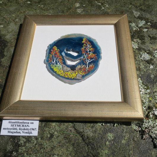 Kivimurskataulu 2 Seymchan meteoriittia ja spektroliitti akaatilla