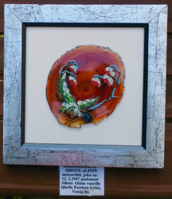 Kivimurskataulu 3 Sihote-Alinin meteoriittia, spektroliitti akaatilla