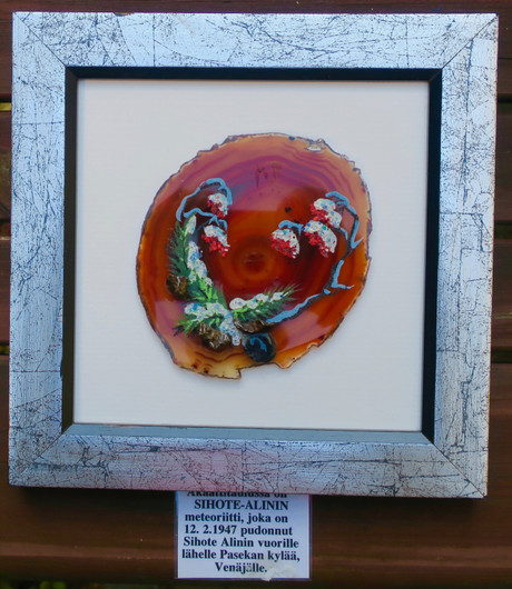 Kivimurskataulu 3 Sihote-Alinin meteoriittia, spektroliitti akaatilla