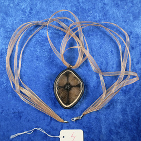 Riipus kiastoliitti ristikivi nahkasomistein, lukollinen kaulanauha 