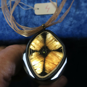 Riipus kiastoliitti ristikivi nahkasomistein, lukollinen kaulanauha 