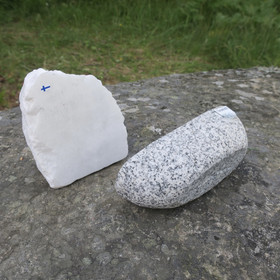 Purjevene Graniittia, purje valkoista kimaltelevaa marmoria