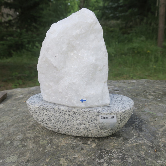 Purjevene Graniittia, purje valkoista kimaltelevaa marmoria