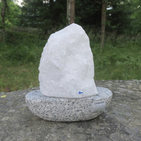 Purjevene Graniittia, purje valkoista kimaltelevaa marmoria