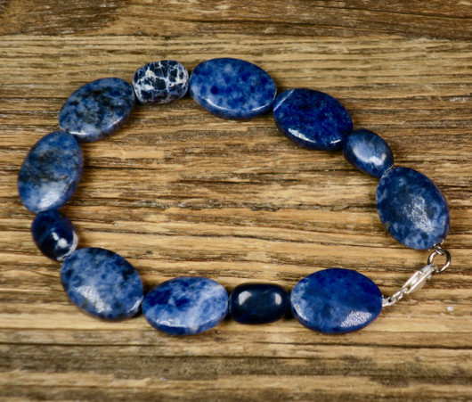 Rannekoru sodaliitti, litteitä ja kulmikkaita helmiä, 20cm