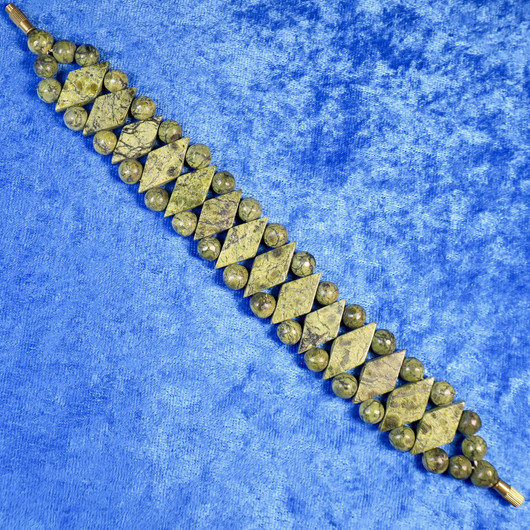 Rannekoru jaloserpentiini salmiakkikuvio