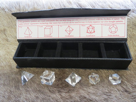 Vuorikide hoitokivisetti Platonin kappaleet 15-20mm, nahkarasiassa