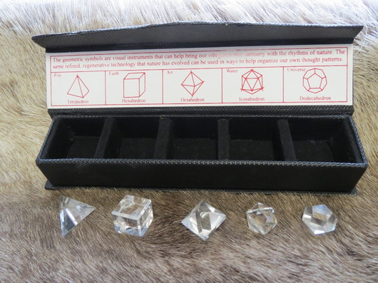 Vuorikide hoitokivisetti Platonin kappaleet 15-20mm, nahkarasiassa