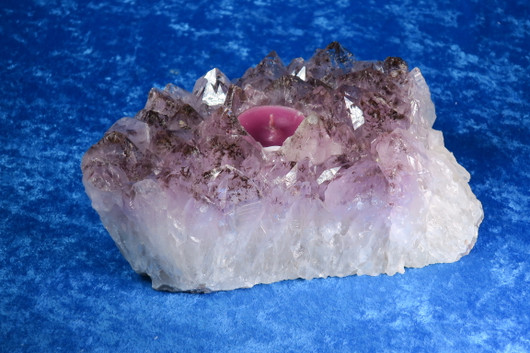  Ametistituikku iso 2,5kg, rutiilia kiteiden sisällä. nro5