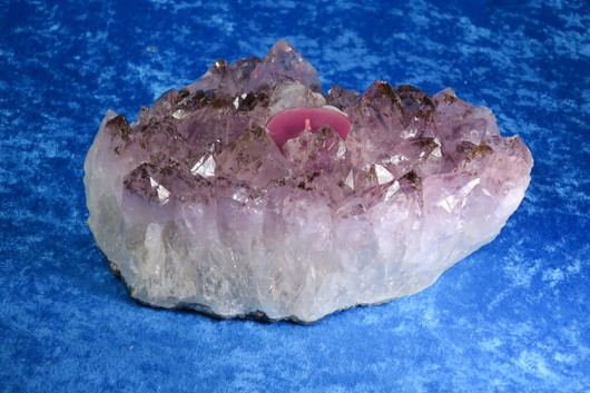  Ametistituikku iso 2,5kg, rutiilia kiteiden sisällä. nro5