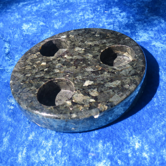 Tuikkualusta larvikiitti, 3 tuikulle, pyöreä 16,5cm