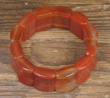 Rannekoru karneoli, isot palat 21x17mm joustavassa silikoninauhassa