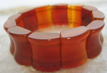 Rannekoru karneoli, isot palat 21x17mm joustavassa silikoninauhassa