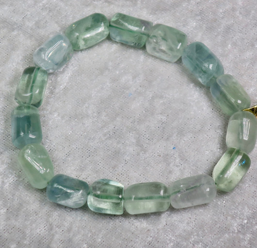 Rannekoru fluoriitti, kulmikas,  joustavassa silikoninauhassa