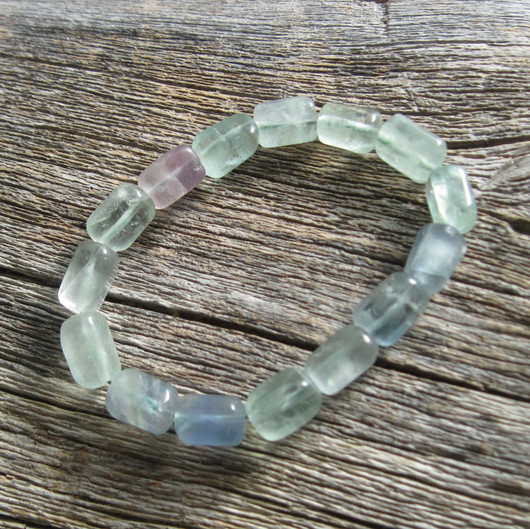 Rannekoru fluoriitti, kulmikas,  joustavassa silikoninauhassa