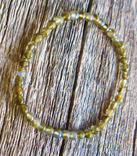 Rannekoru labradoriitti 4mm joustavassa silikoninauhassa