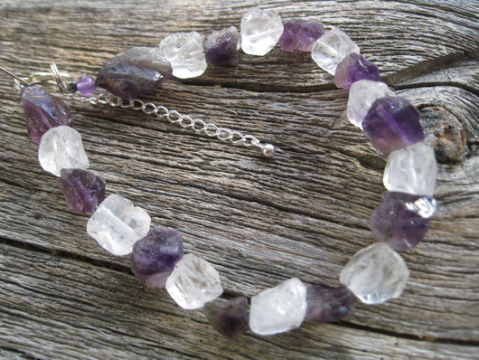 Rannekoru vuorikide ja ametisti raakakivihelmistä. RAIJA