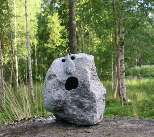 Kivenhenki iso vuolukivi 10,9kg.  Laulava ilme