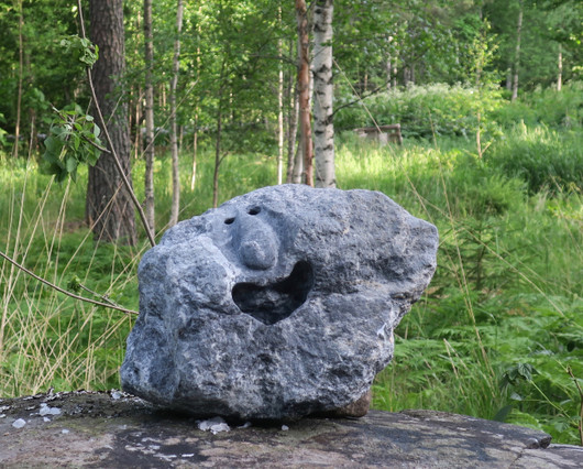 Kivenhenki  iso 18,9kg naurava ilme, vuolukivi uniikki pihakoriste