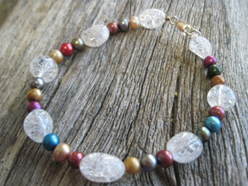 Rannekoru vuorikide jää-ice ja erivärisiä helmiä