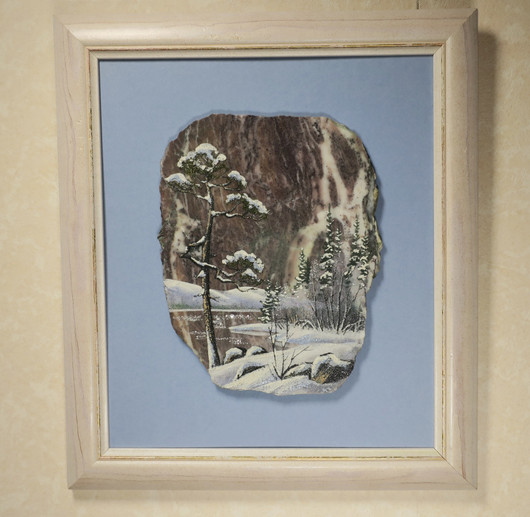 Kivimurskataulu talvimaisema, tausta sininen. BBB