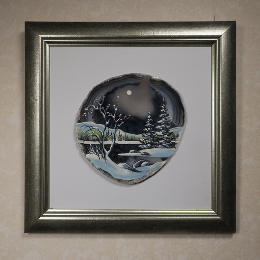 Kivimurskataulu talvinen täysikuu. Talvimaisema akaatille ACC